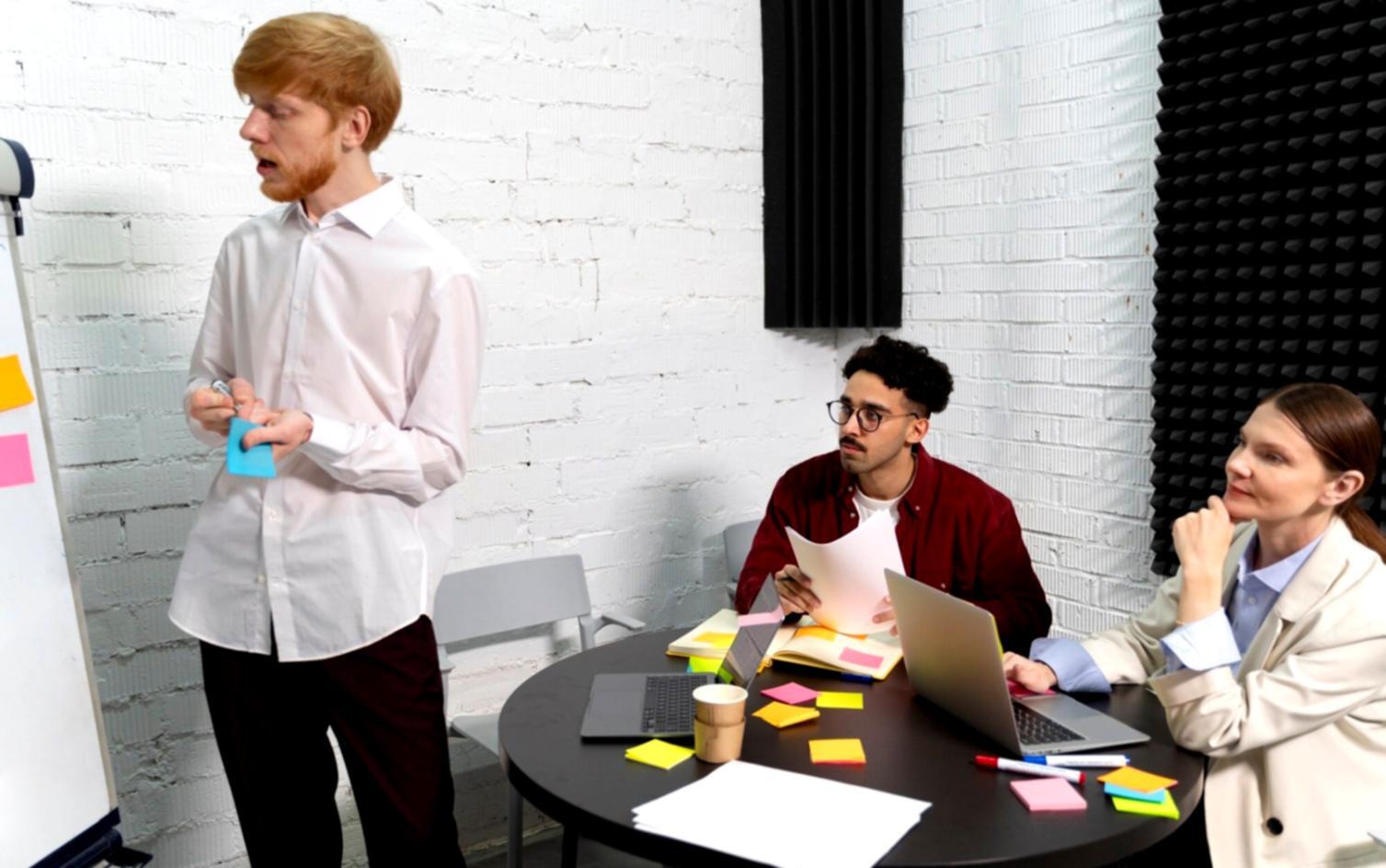 Equipo académico colaborando en sesión de masterclass