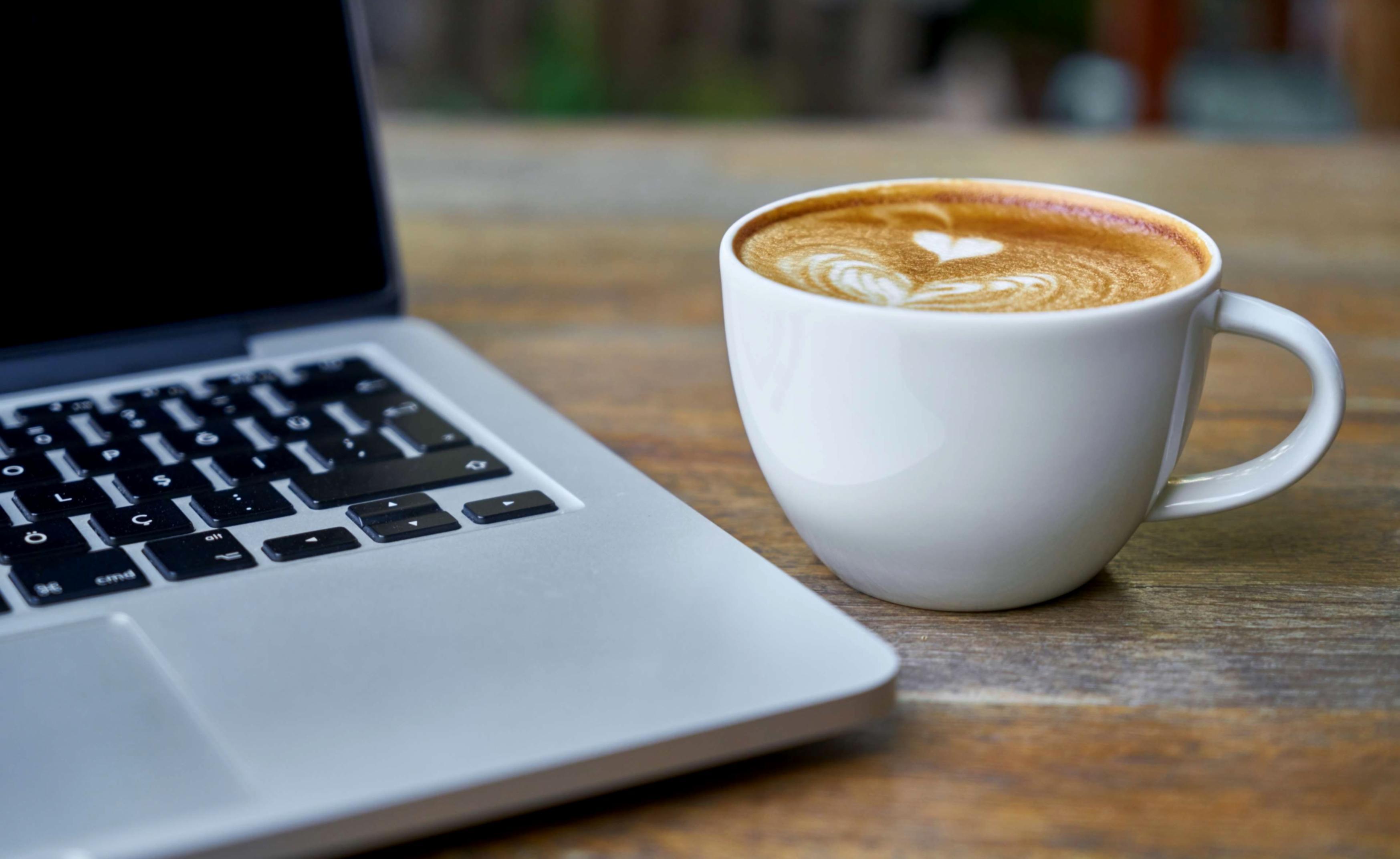 Estudiantes aprendiendo SEO local